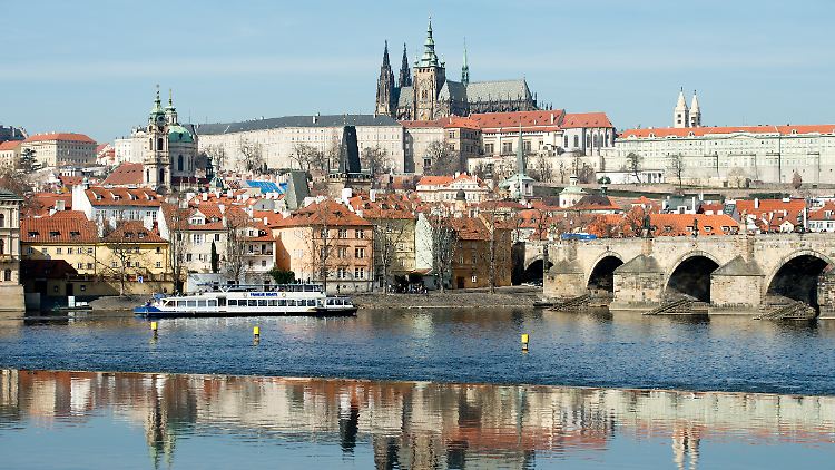 Blick auf die Karlsbrücke mit der Prager Burg und dem Veitsdom.