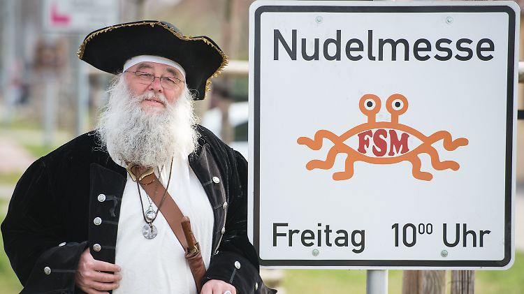 Rüdiger Weida von der "Kirche der fliegenden Spaghettimonster" zelebriert die Nudelmesse jeden Freitag in einem zur Kapelle umfunktionierten Stall auf seinem Privatgrundstück.