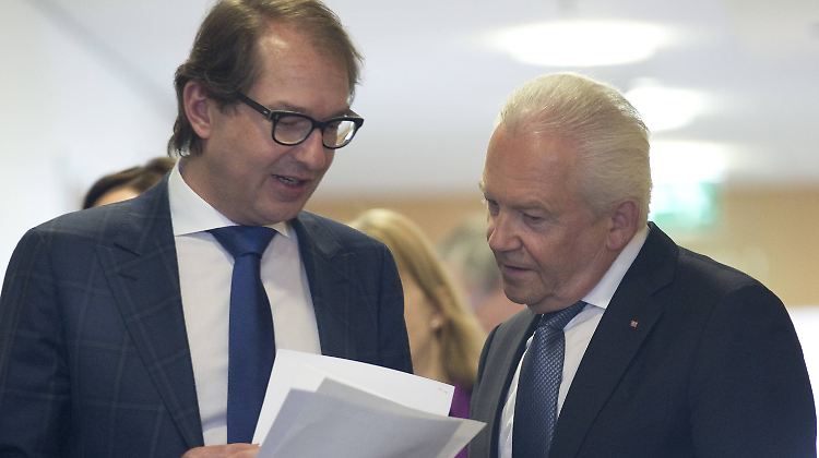 Dobrindt (l.) und Grube nach der Hauptversammlung - der Minister fordert bessere Zahlen und mehr Investitionen.