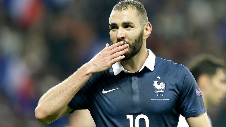 Karim Benzema wird das französische Teamtrikot höchstens vor dem Fernseher tragen.