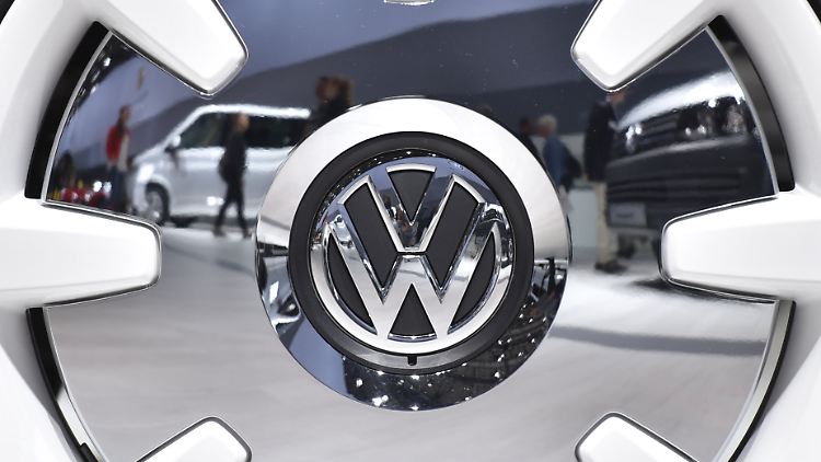 Volkswagen steckt in einer tiefen Krise - auf ihre Sonderzahlungen wollen die Manager aber nicht komplett verzichten.