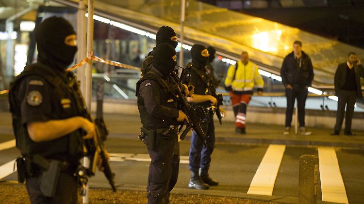 Militärpolizisten patrouillierten auf dem Flughafengelände.