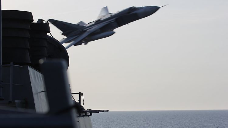 Dieses Foto des US-Militärs soll einen russischen Kampfjet zeigen, der sehr nahe an der "USS Donald Cook" vorbeifliegt.