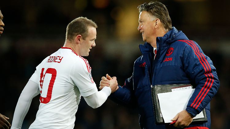 Glückwunsch: Louis van Gaal und Manchesters Kapitän Wayne Rooney.