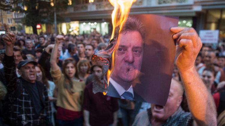 Demonstranten zeigen, was sie von Präsident Ivanov halten.