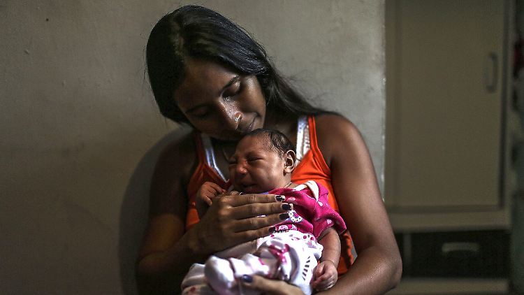 Baby mit Mikrozephalie: In Brasilien stieg die Zahl der bestätigten Fälle bereits auf 1113.