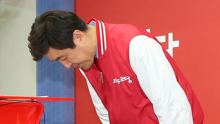 Ein Sprecher der Konservativen in Südkorea entschuldigt sich: Nach der Wahl ist die Mehrheit dahin.