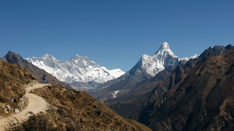 Trekkintouren im Himalaya: Hier der Ausblick von den Hügeln bei Syangboche auf den Mount Everest im Osten Nepals.