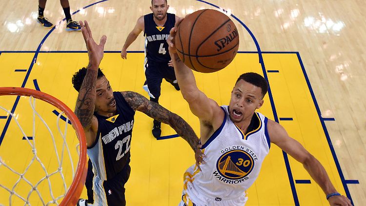 Mit 46 Punkten führt Stephen Curry (r.) die Golden State Warriors zum Sieg gegen Memphis.