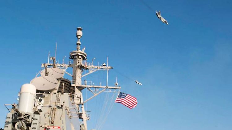 Ein russischer Sukhoi SU-24-Jet nähert sich dem US Schiff "Donald Cook".