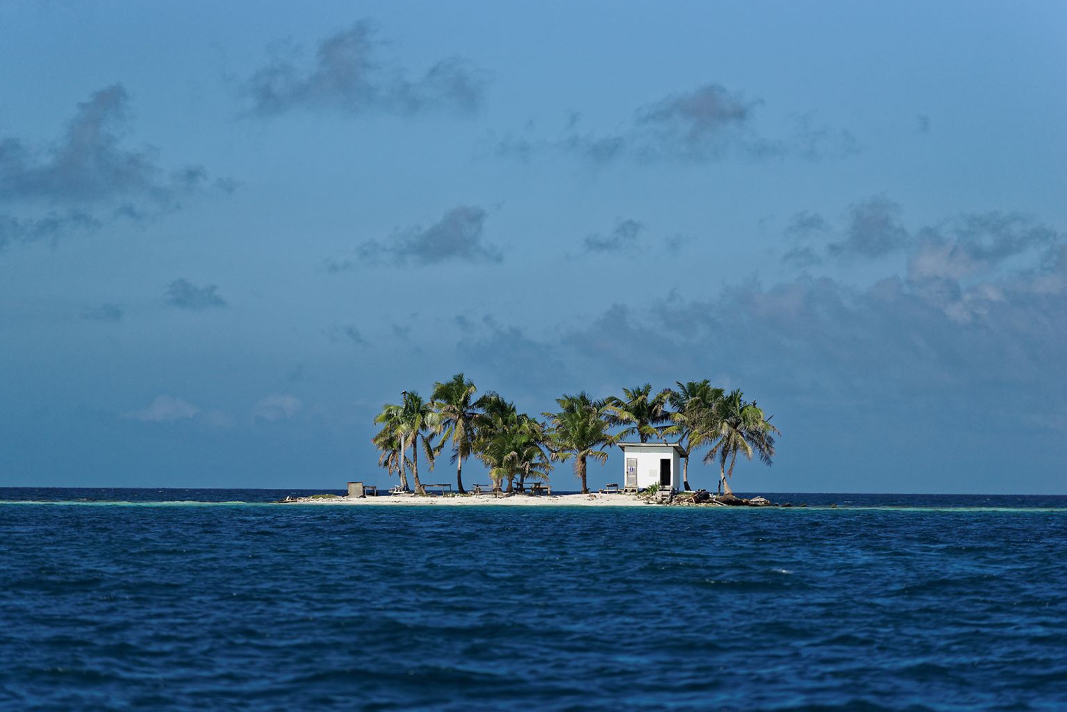 Auch der Gang aufs stille Örtchen kann paradiesisch schön sein - zumindest wenn man gerade in Belize ist. Eine eigens eingerichtete Toiletten-Insel bietet karibisches Ambiente für private Momente. Das Eiland ist einer von mehr als 100 exotischen oder skurrilen Rückzugsorten, die der Lonely Planet in seinem "Toilette Spotter's Guide" veröffentlicht hat.