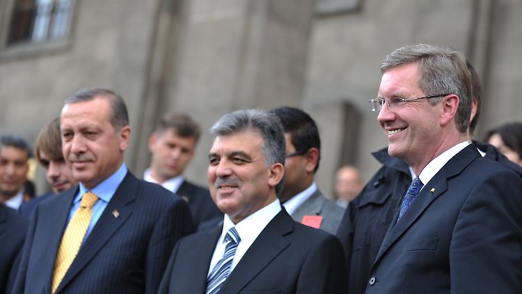 Nach der Rede: Ministerpräsident Erdogan, Präsident Gül und Bundespräsident Wulff vor dem Parlamentsgebäude in Ankara.
