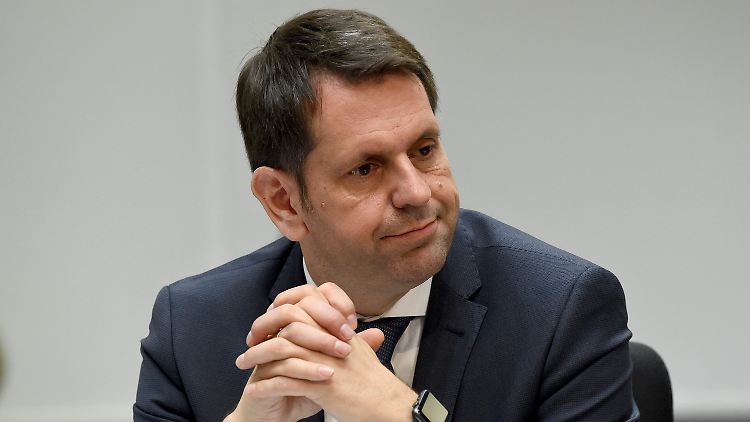 Niedersachsens Wirtschaftsminister Olaf Lies (SPD) bei der Debatte über die Problemlage bei der VW-Dieselaffäre im Landtag in Hannover.