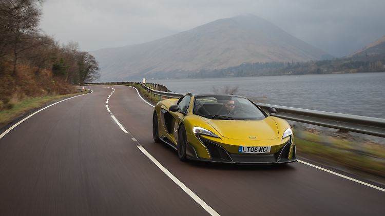 Mit einer Spitzengeschwindigkeit von 326 km/h kommt im McLaren LT Spider das Haupthaar ganzschön ins Wehen.