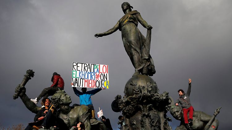 Die geplanten Arbeitsmarktreformen in Frankreich kommen nicht gut an. Wirtschaftsminister Emmanuel Macron kritisert die 35-Stunden-Woche und die Beschäftigungsgarantie für Beamte. Auch die Sonntagsarbeit will er liberalisieren. Hier Demonstranten auf dem Pariser Place de la Nation. Auf dem Plakat steht: "Rückzug des Arbeitsrechts".