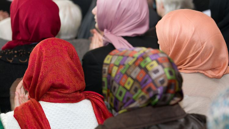 In der EU können Firmen Mitarbeiterinnen muslimischen Glaubens das Tragen von Kopftüchern untersagen, so der Gerichtshof der EU.