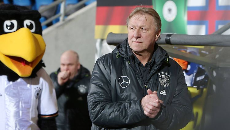 Fidschi, das wird hart: Horst Hrubesch, rechts.