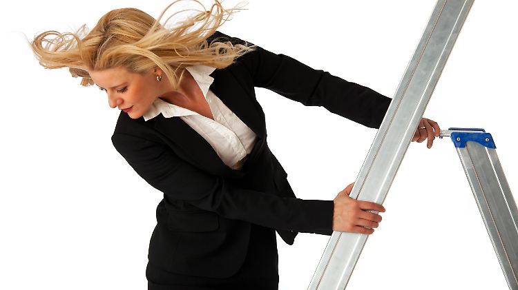 Wenn Frauen nur still alles erledigen, was sie erledigen sollen, kommen sie auf der Karriereleiter nicht sehr weit.