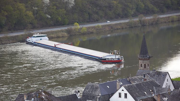 Warum das Frachtschiff in diese missliche Lage geriet, ist unklar.