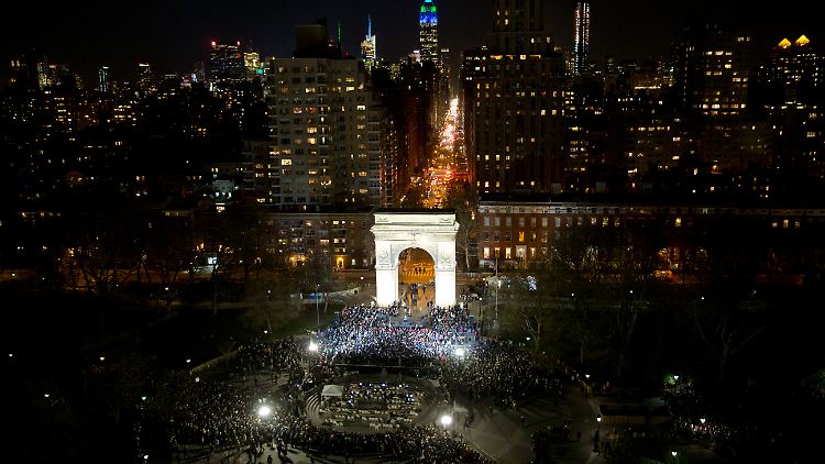 Fast 30.000 Menschen strömten zum Washington Square Park im Greenwich Village.