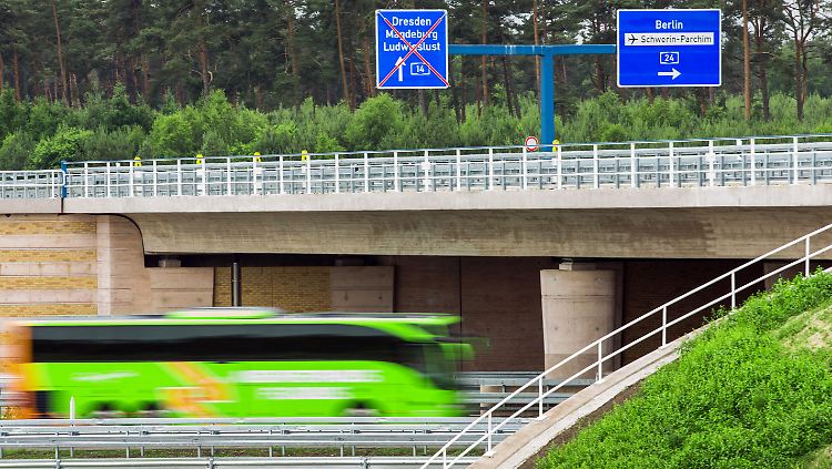 Fernbusse trügen zur Abnutzung von Autobahnen und Brücken bei, argumentieren die Minister - und fordern eine Maut.