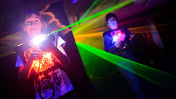Auch bei den Jugendämtern herrscht Uneinigkeit, wie sie Lasertag einstufen sollen.