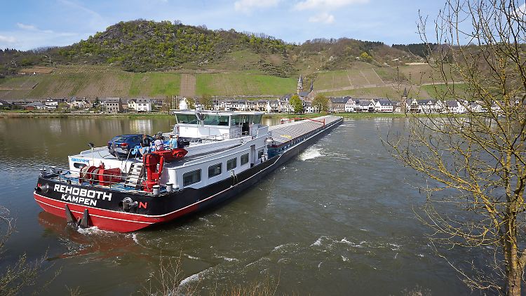 Blick auf Hatzenport: Der Malzfrachter in seiner misslichen Lage auf der Mosel.