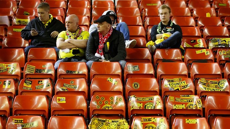 Enttäuschte BVB-Fans nach der Niederlage in Liverpool.