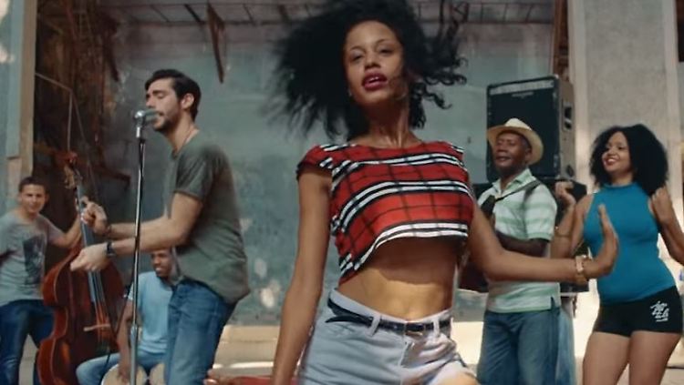 Wer da nicht mittanzt, ist selbst schuld: Szene aus dem Musikvideo zu "Sofia".