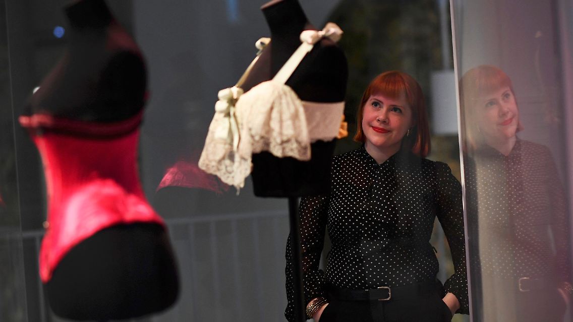 Das führende Londoner Museum für Kunst und Design, unter Leitung des deutschen Kulturwissenschaftlers Martin Roth, hat dafür nicht nur die eigenen Archive und Schubladen seiner reichhaltigen Textilbestände geplündert.