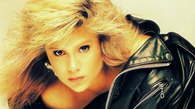 Ja, so kennen wir sie: Samantha Fox auf einem alten Schnappschuss.
