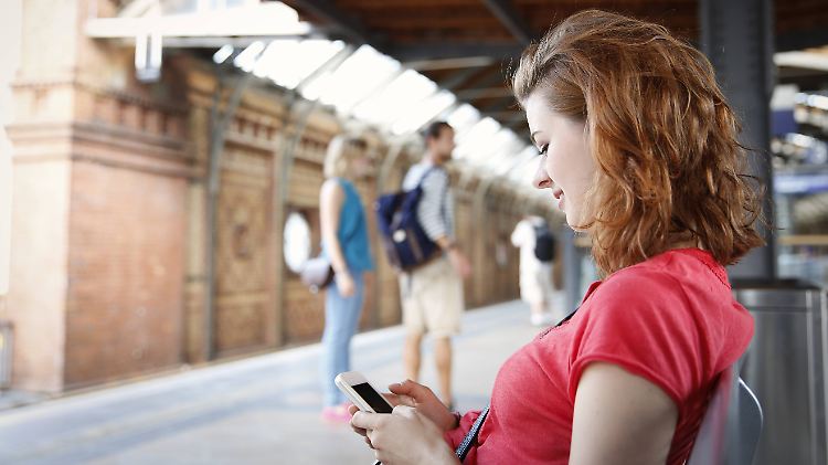 Beim Warten an Haltestellen vertreiben sich viele mit dem Smartphone die Zeit und verbrauchen ihr Datenvolumen.