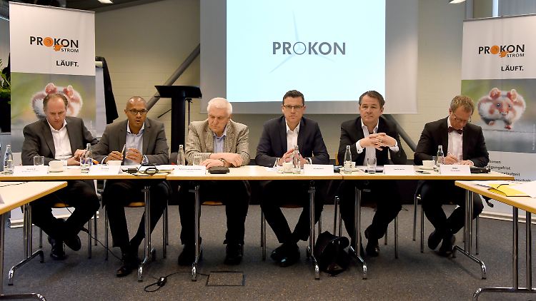 Hoffnung für Alt-Anleger: Die Vorstände Henning von Stechow und Heiko Wuttke, sowie Aufsichtsratsvoritzender Udo Wittler, die Interimsvorsitzenden Kai Peppmeier und Andreas Knaup, sowie Prokon-Sprecher Asmus Schütt (v.l.) bei der Pressekonferenz.