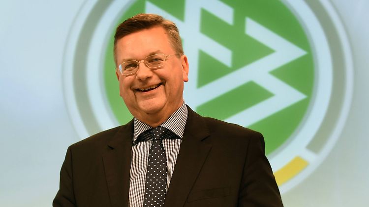 Mit einem breiten Grinsen nimmt Reinhard Grindel die Wahl zum DFB-Präsidenten an.