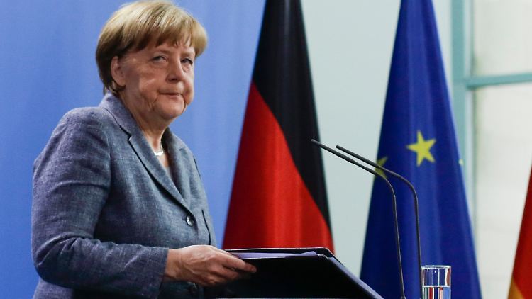 Kein Raum für Improvisation - Merkel  tritt mit ihrer Böhmermann-Erklärung in der Hand vor die Presse.