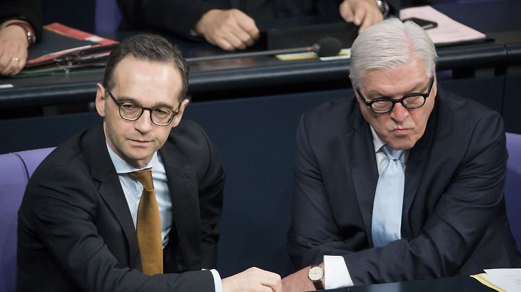 Justizminister Maas und Außenminister Steinmeier stimmten gegen die Ermächtigung. Dann wurden sie von Kanzlerin Merkel überstimmt (Archivbild).