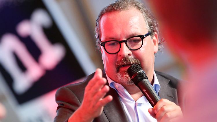 Mit der Bewertung, das Schmähgedicht von Böhmermann sei "bewusst verletzend", hat sich Merkel nach Ansicht von Medienanwalt Christian Schertz zu weit vorgewagt.