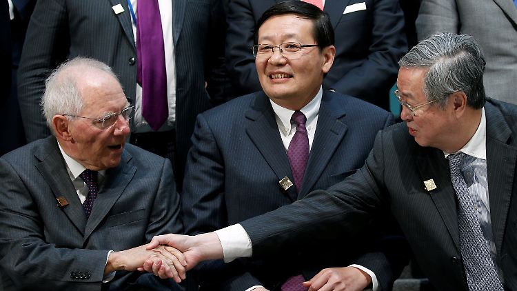 Bundesfinanzminister Schäuble begrüßt in Washington den Chef der chinesischen Zentralbank (l), dazwischen der chinesische Finanzminister.