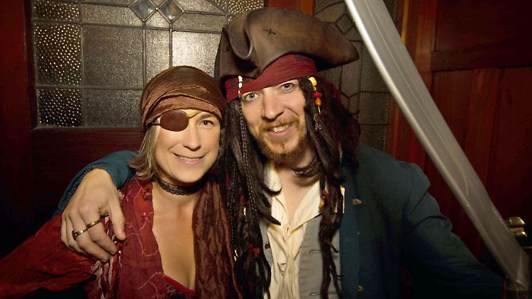 Piraten und Nudeln stehen im Mittelpunkt der ungewöhnlichen Trauung.