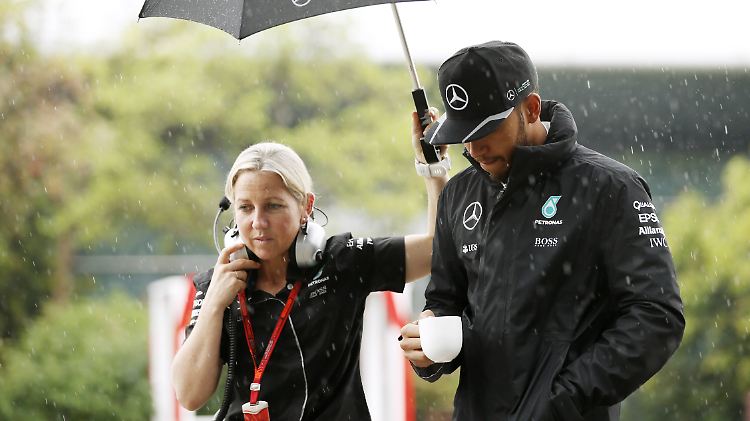 Lewis Hamilton hatte in China viel Zeit zum Kaffee trinken - sein Qualifying war schon nach einer Runde beendet.