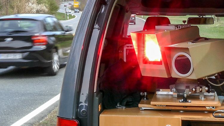 Aus dem Kofferraum eines zivilen Fahrzeuges blitzt ein Laser.