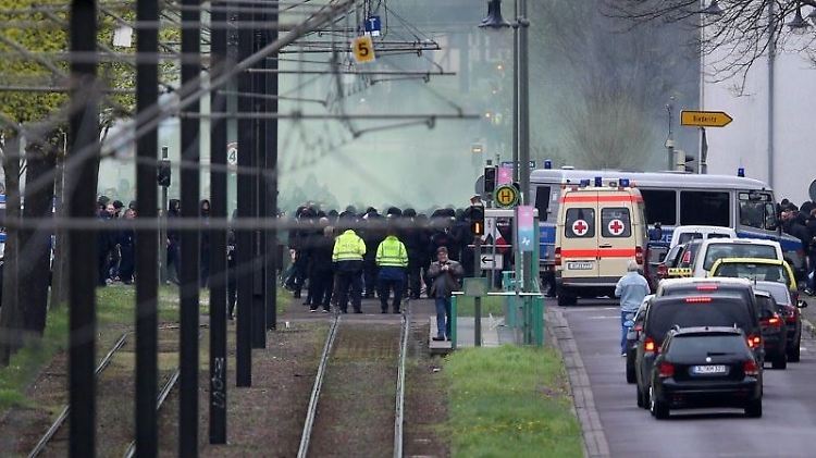 Zwischen Problemfans von Dynamo Dresden und der Polizei kam's zu schweren Ausschreitungen.