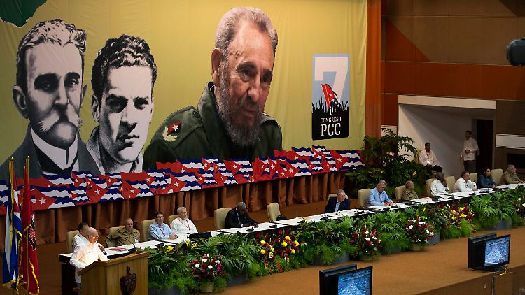 Beim Kongress der Kommunistischen Partei spricht sich Raúl Castro gegen "Schocktherapien" aus. Hinter ihm prangen die Bilder von Carlos Balino, Julio Antonio Mella und Fidel Castro.