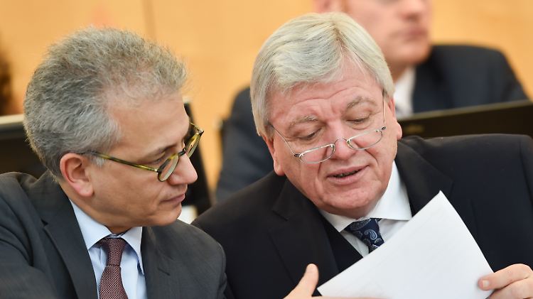 Volker Bouffier (rechts) mit Wirtschaftsminister Tarek Al-Wazir. In Hessen funktioniert Schwarz-Grün bislang. 