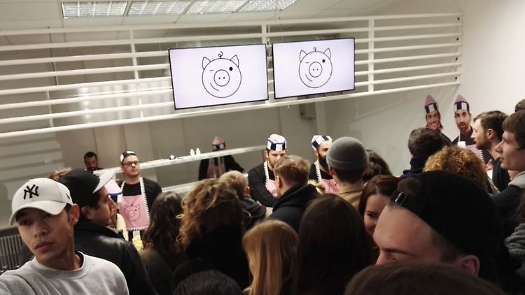 300 Menschen drängten sich in den Laden um das heißbegehrte Essen zu kosten. Etliche weitere warteten draußen.