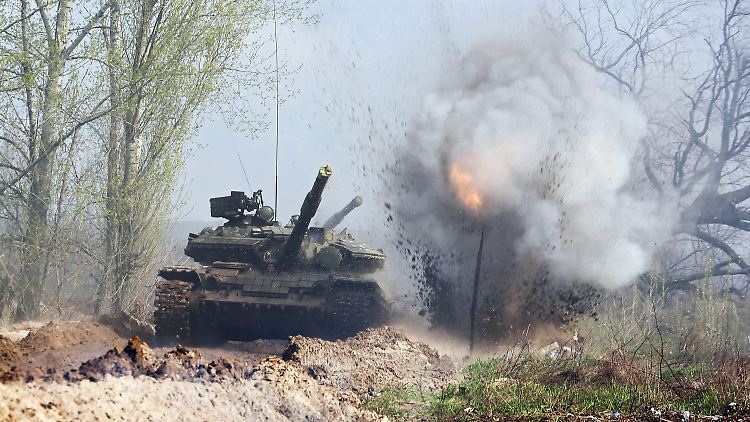 Eine ukrainische Panzereinheit trainiert im Osten des Landes. Die Rebellen werfen der Armee vor, wieder schwere Waffen an die Front zu bringen. 