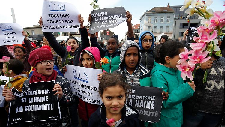 Kinder aus dem Stadtteil Molenbeek demonstrieren mit flämischen und französischen Plakaten gegen Hass und Gewalt, für Weltfrieden.