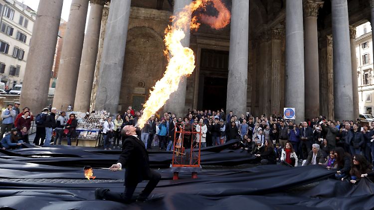 Ein Feuerspucker demonstriert in Rom auf seine ganze eigene Weise gegen die Ölbohrungen.