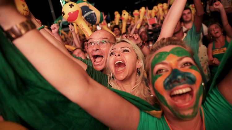 Beim Public Viewing auf der Copacabana herrschte Stimmung wie bei einem Fußballspiel.
