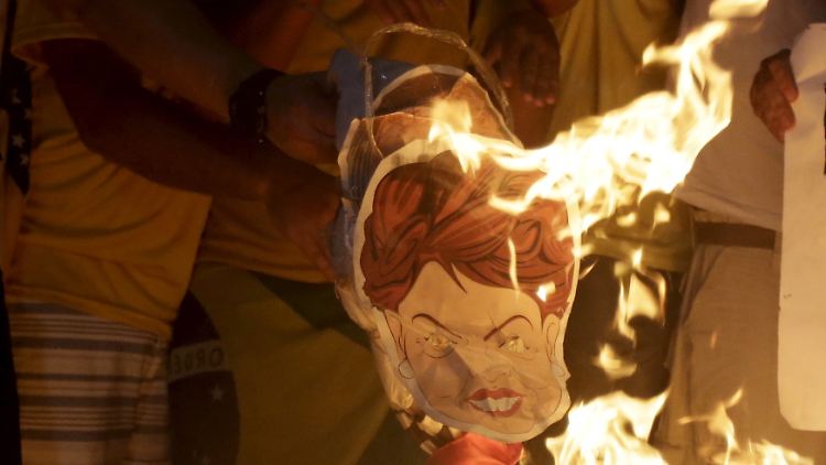 Demonstranten verbrennen ein Konterfei der brasilianischen Präsidentin.